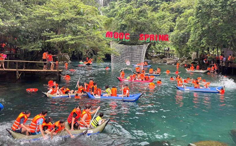 Ngày đầu tiên trong kỳ nghỉ lễ 2.9, Trung tâm Du lịch Phong Nha - Kẻ Bàng đã đón hơn 1.500 lượt khách. Ảnh: H. Thành