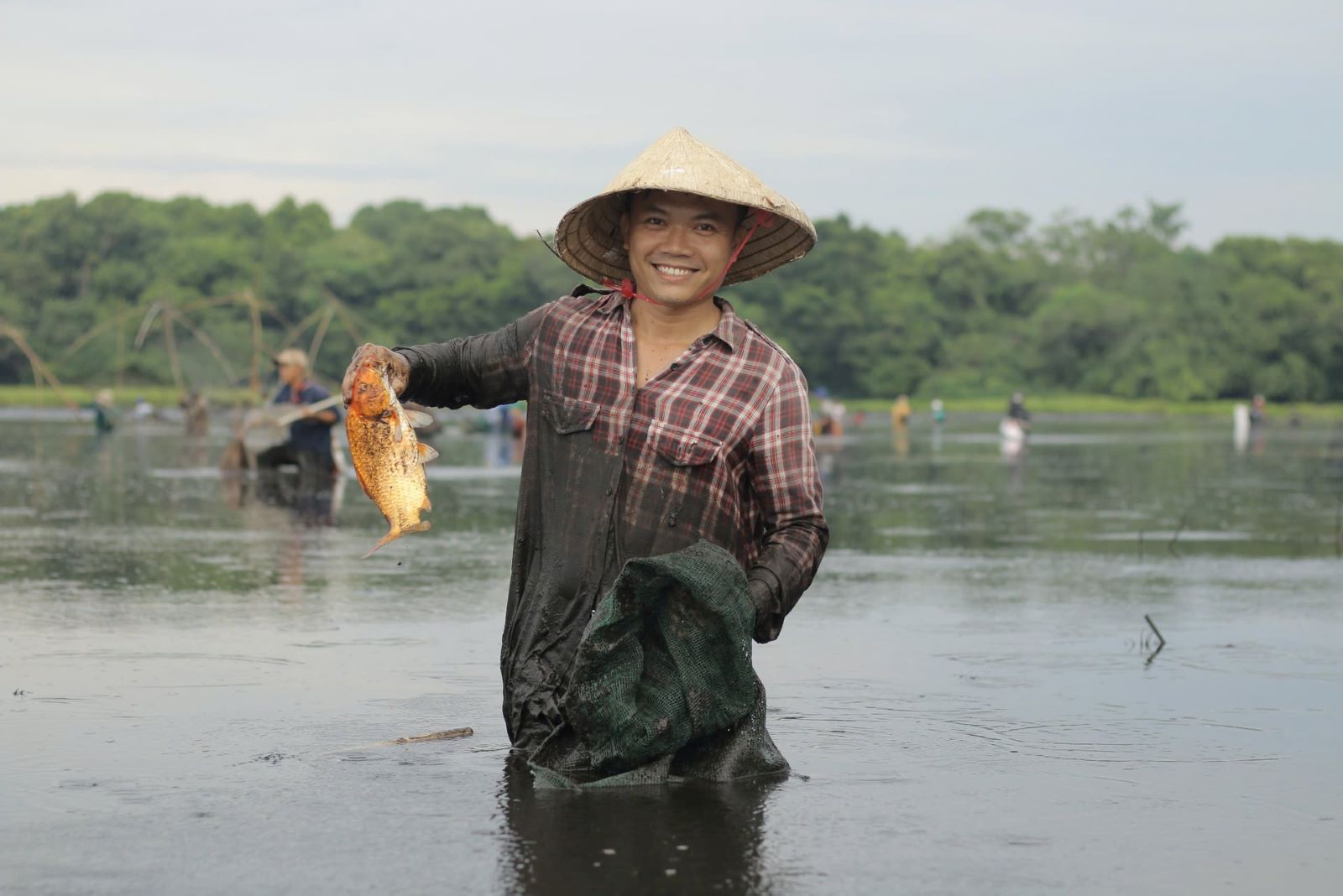 The types of fish that people catch a lot are carp, snakehead fish, and tilapia. Whenever they catch a big fish, people will shout loudly to create an atmosphere. If someone catches a lot of fish, they will share it with relatives and neighbors for good luck.