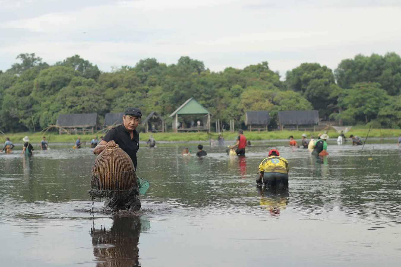 People who go fishing are only allowed to use tools such as nets, nets, baskets, and trays. They are absolutely not allowed to use electric fishing methods or nets.