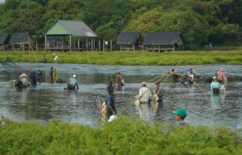 Tram Tra Loc in Hai Hung commune, Hai Lang district, Quang Tri province has a water surface area of ​​about 10 hectares, surrounded by primeval forest and vegetation of about 100 hectares. Tram is a place to retain water, providing water for the fields nearby. Every year, in the fall, when the fields have finished harvesting, the Tram breaking festival takes place.