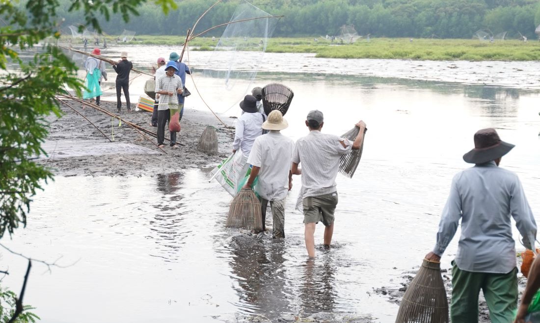 After the opening drum beat, people waded into the mud to participate in the Tra Loc mud-breaking festival in Hai Hung commune, Hai Lang district, Quang Tri province. Photo: Thien Nhan.