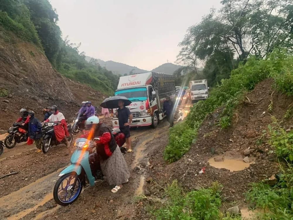 Sạt lở tại dốc Cun thuộc Quốc lộ 6, đoạn qua địa phận tỉnh Hòa Bình ngày 24.8. Ảnh: Khánh Linh