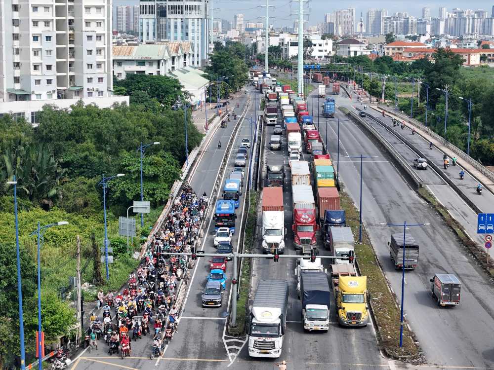 Tương tự, ghi nhận của phóng viên tại khu vực hướng vào cảng và phà Cát Lái gây ùn ứ kéo dài.