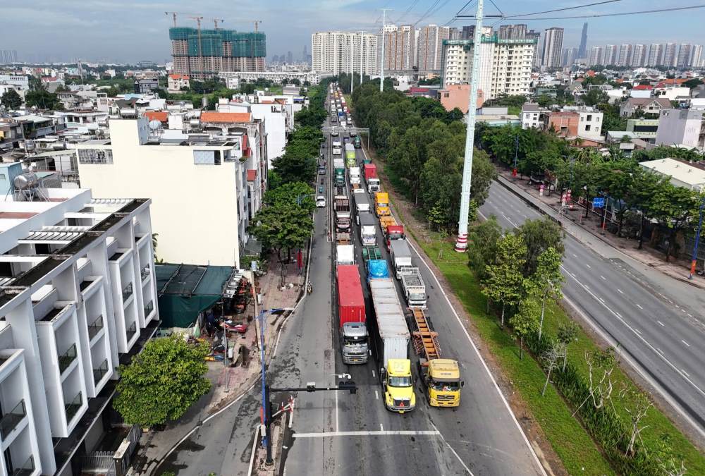 In the direction of Cat Lai port, although there are functional forces on duty to regulate traffic, traffic through this area is still very slow, sometimes having to stop completely.