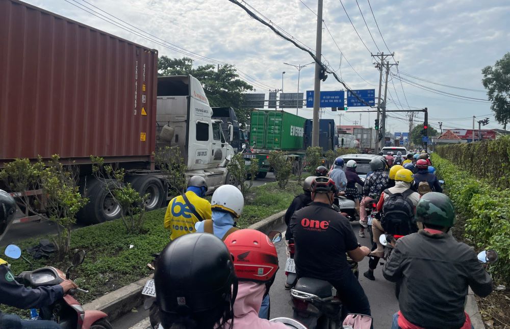 Theo ghi nhận, trên đường Đồng Văn Cống, hàng dài xe chủ yếu là container và xe tải kéo dài khoảng 1,5km về vòng xoay Mỹ Thủy. 