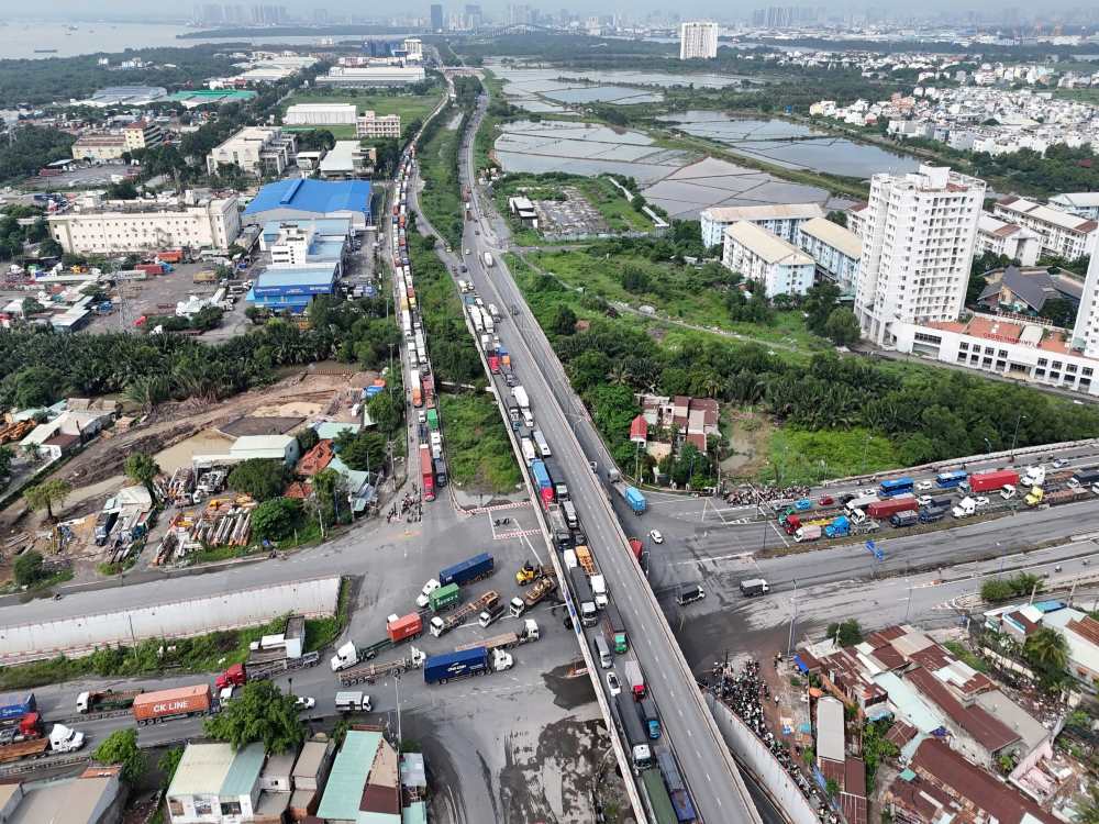 The same situation also happened on Vo Chi Cong street (both directions from the area to My Thuy roundabout).