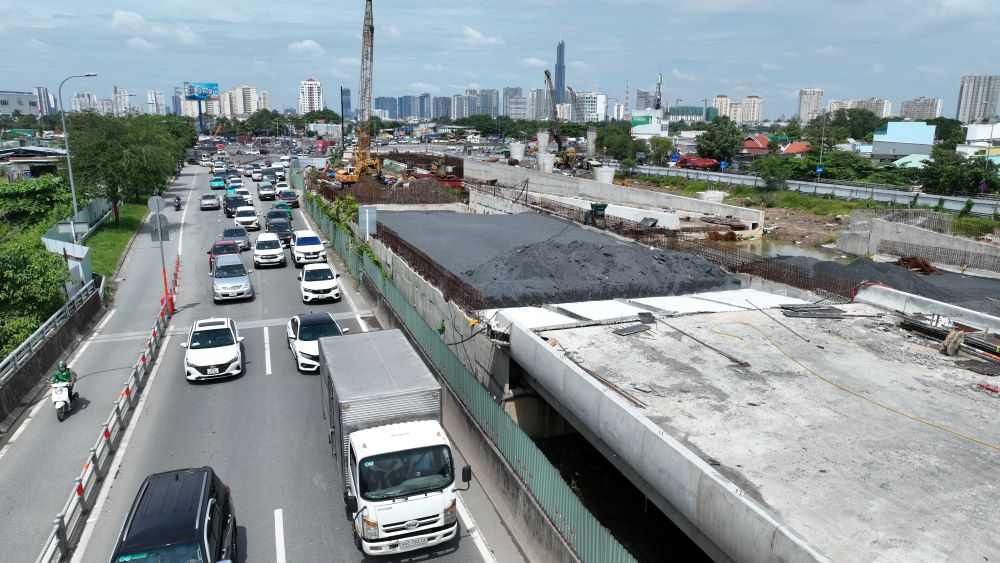 Mr. Huu Long (living in District 7) said: "This year, moving through the An Phu intersection to the highway is easier, only the Mai Chi Tho intersection intersects Dong Van Cong and slow movement on the road leading to the highway for about 500m".