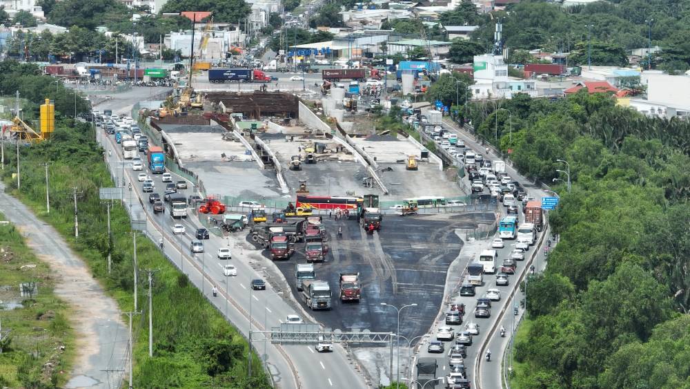 According to Lao Dong's records on August 31, at the entrance to the Ho Chi Minh City - Long Thanh expressway in the direction of the provinces, the traffic volume was heavy, traffic was slightly congested for about 500m and then could move normally. However, in the opposite direction to An Phu intersection, the traffic volume was very heavy, congested for more than 2km.