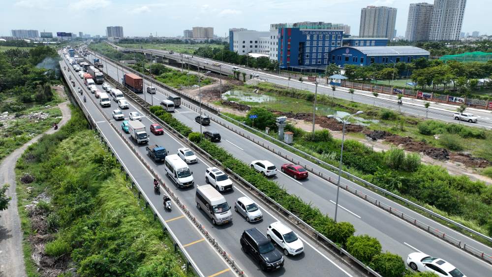 Many container trucks, trucks, and cars from other provinces poured into An Phu intersection, causing local congestion.