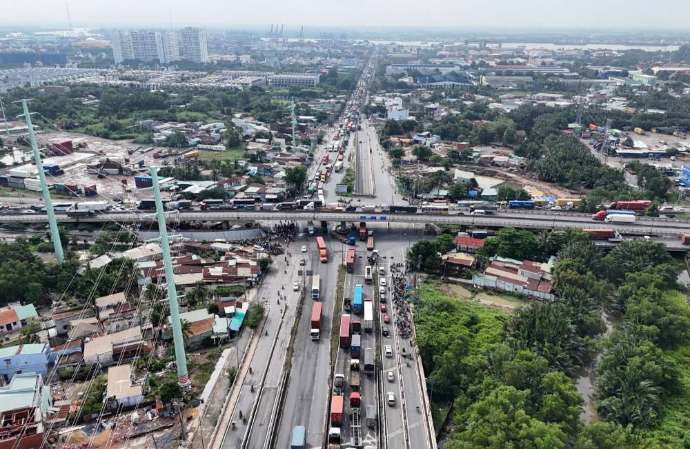 In particular, the complicated situation occurred on Vo Chi Cong street towards Ho Chi Minh City - Long Thanh - Dau Giay highway, with a "snaking" line of vehicles stretching for many kilometers.