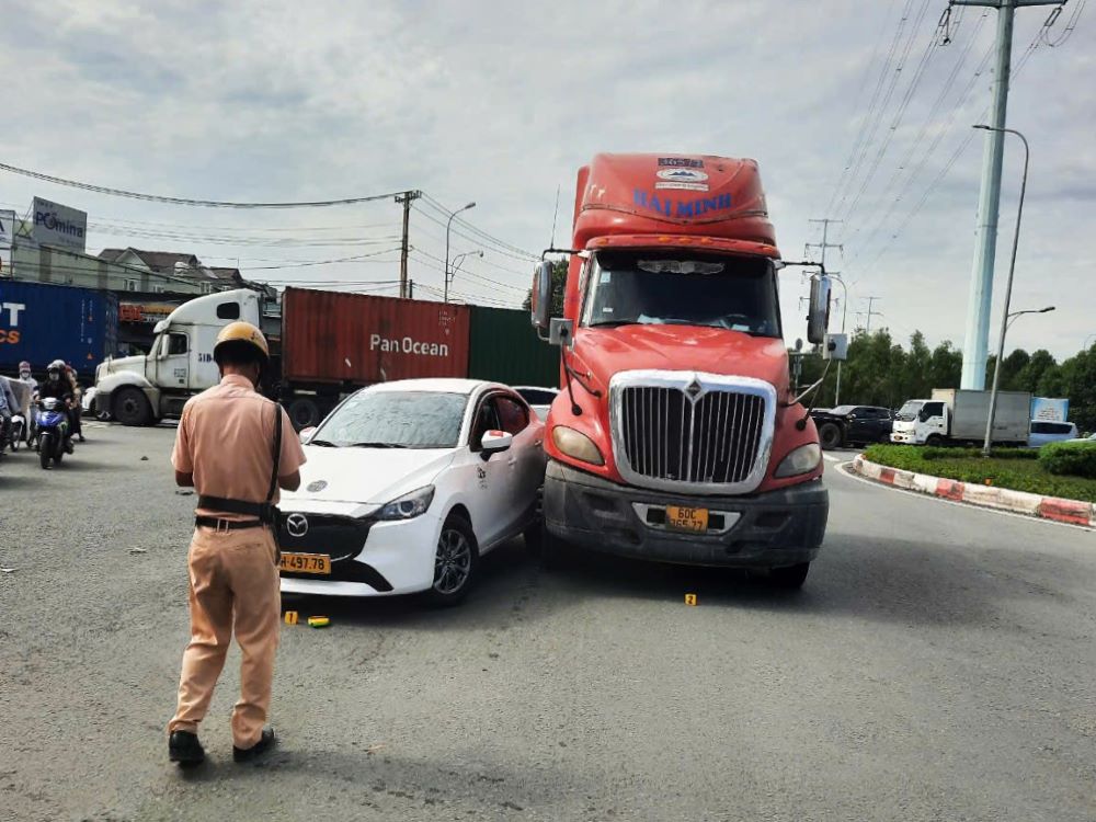 Ghi nhận đoạn vòng xoay Phú Hữu có xảy ra va chạm giữa xe container và ôtô 4 chỗ gây ùn ứ kéo dài. 