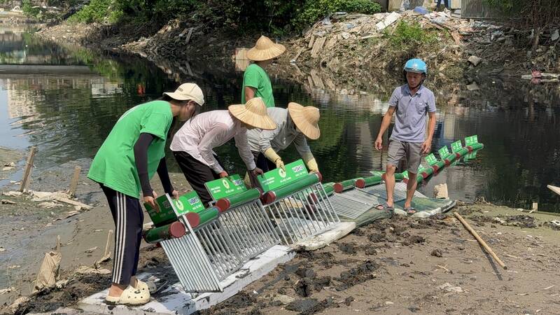 Nhóm tình nguyện Hà Nội xanh đặt phao chắn tại các dòng sông, giúp thu gom rác được thuận tiện hơn. Ảnh: Hoàng Lộc