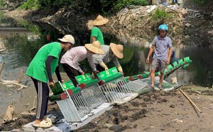 Đặt phao chắn rác trên tất cả các dòng sông ở Hà Nội