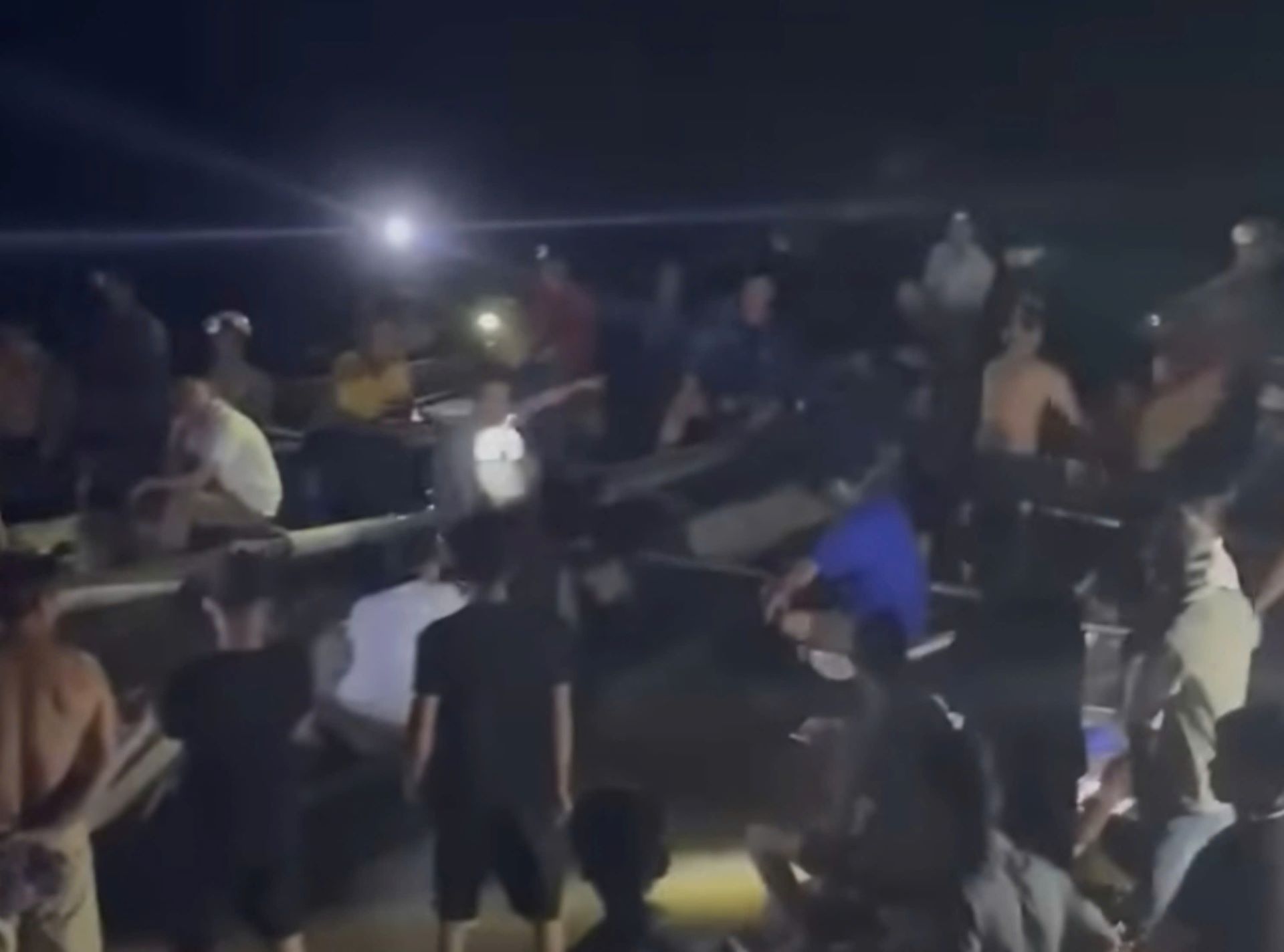 Tìm kiếm nạn nhân bị đuối nước. Ảnh: H. Dũng.