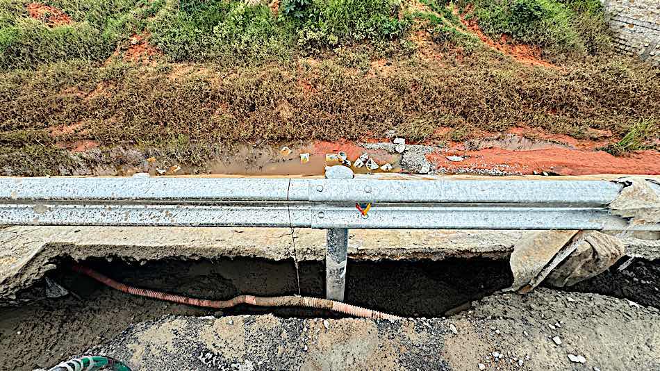 Cracks and blisters at the edge of the road and the slope of the road DT 719B. Photo: Duy Tuan