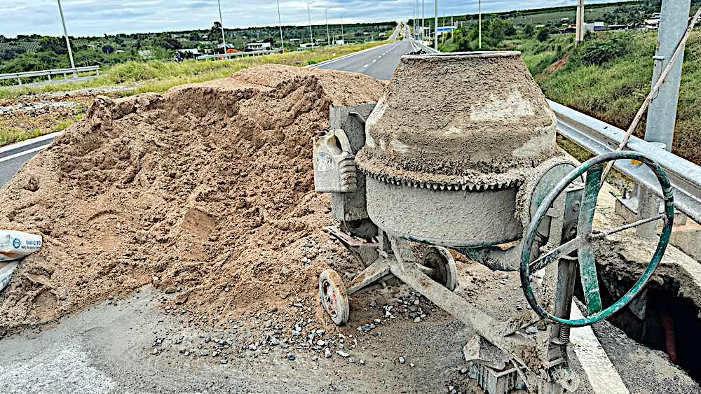 Construction machinery at the scene. Photo: Duy Tuan