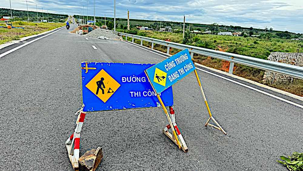 Signboard under construction. Photo: Duy Tuan