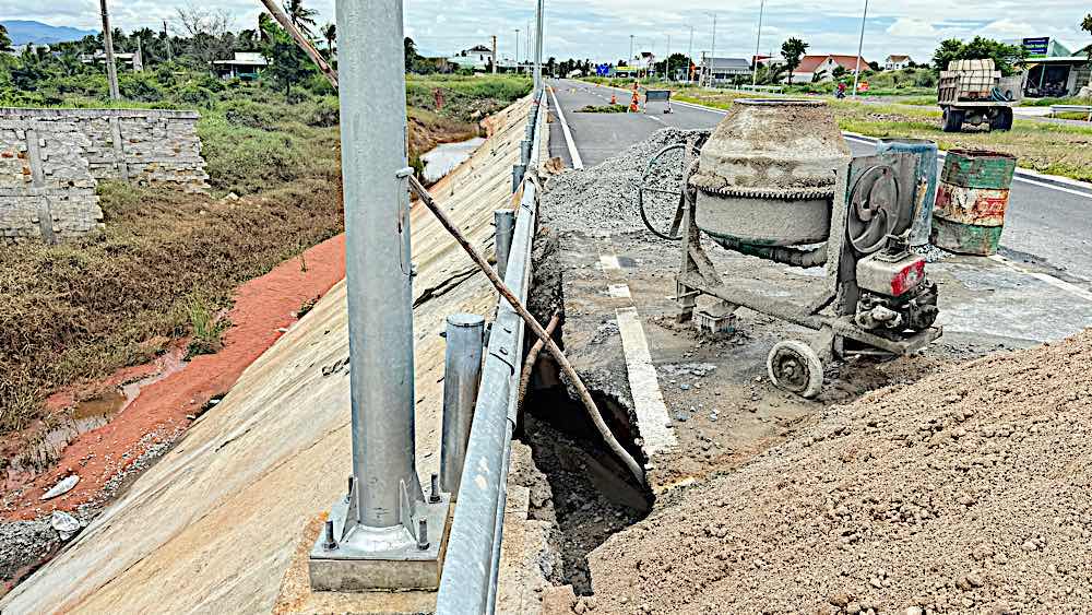 Erosion and subsidence location on DT 719B road. Photo: Duy Tuan