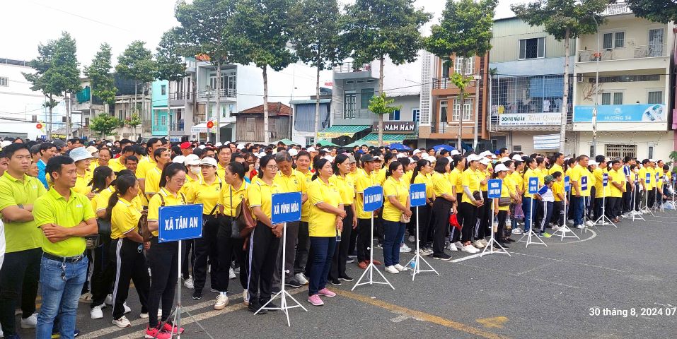 More than 2,000 union members, workers and laborers participated in the campaign content, creating a mark for the Union at the event celebrating the 15th anniversary of Tan Chau town's establishment. Photo: Vo Dien