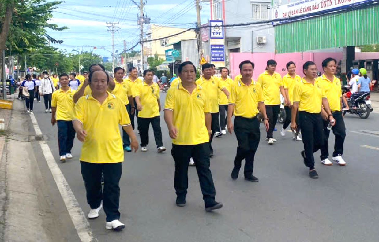 The health walking activity attracted more than 1,500 athletes. Photo: Vo Dien