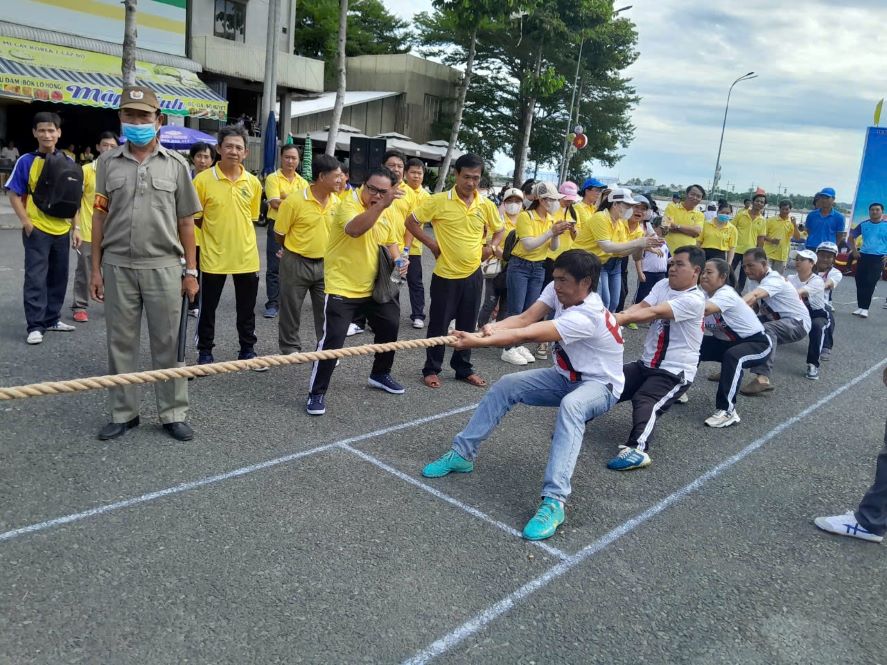 Hoạt động kéo co. Ảnh: Võ Điền