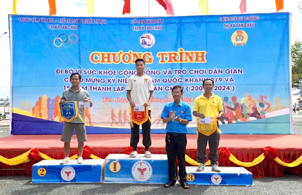 Chairman of Tan Chau Town Labor Federation Phan Ngoc Que awarded prizes to collectives and individuals with high achievements in the competitions. Photo: Vo Dien