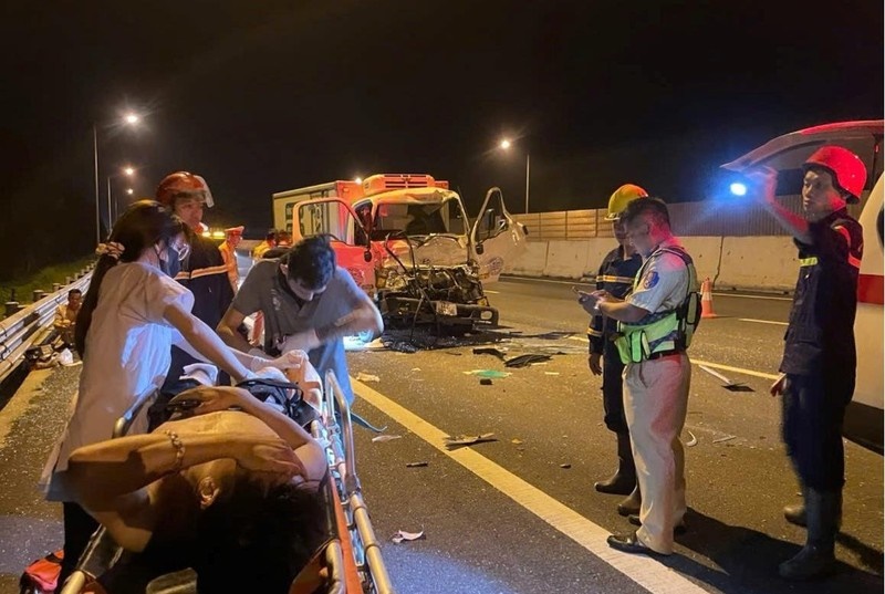 Lực lượng chức năng giải cứu tài xế bị mắc kẹt. Ảnh: Công an Hải Dương