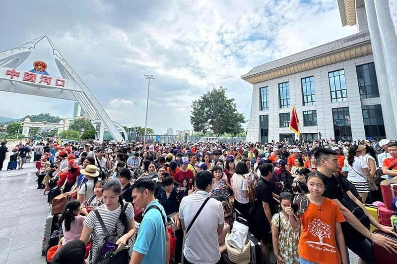 Dòng người đông nghịt tại Cửa khẩu Quốc tế Lào Cai sáng 31.8. Ảnh: Người dân cung cấp