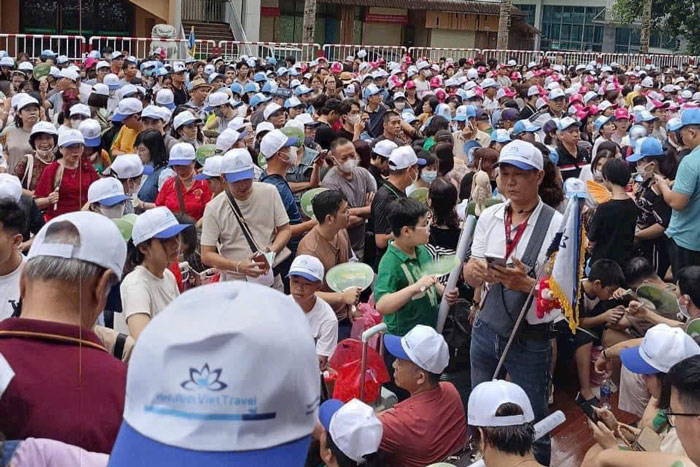 Thousands of tourists and people flocked to Lao Cai International Border Gate.