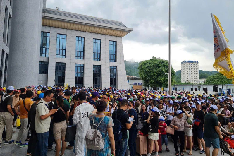 Thousands of people surrounded Lao Cai International Border Gate waiting to leave the country. Photo: Provided by local people