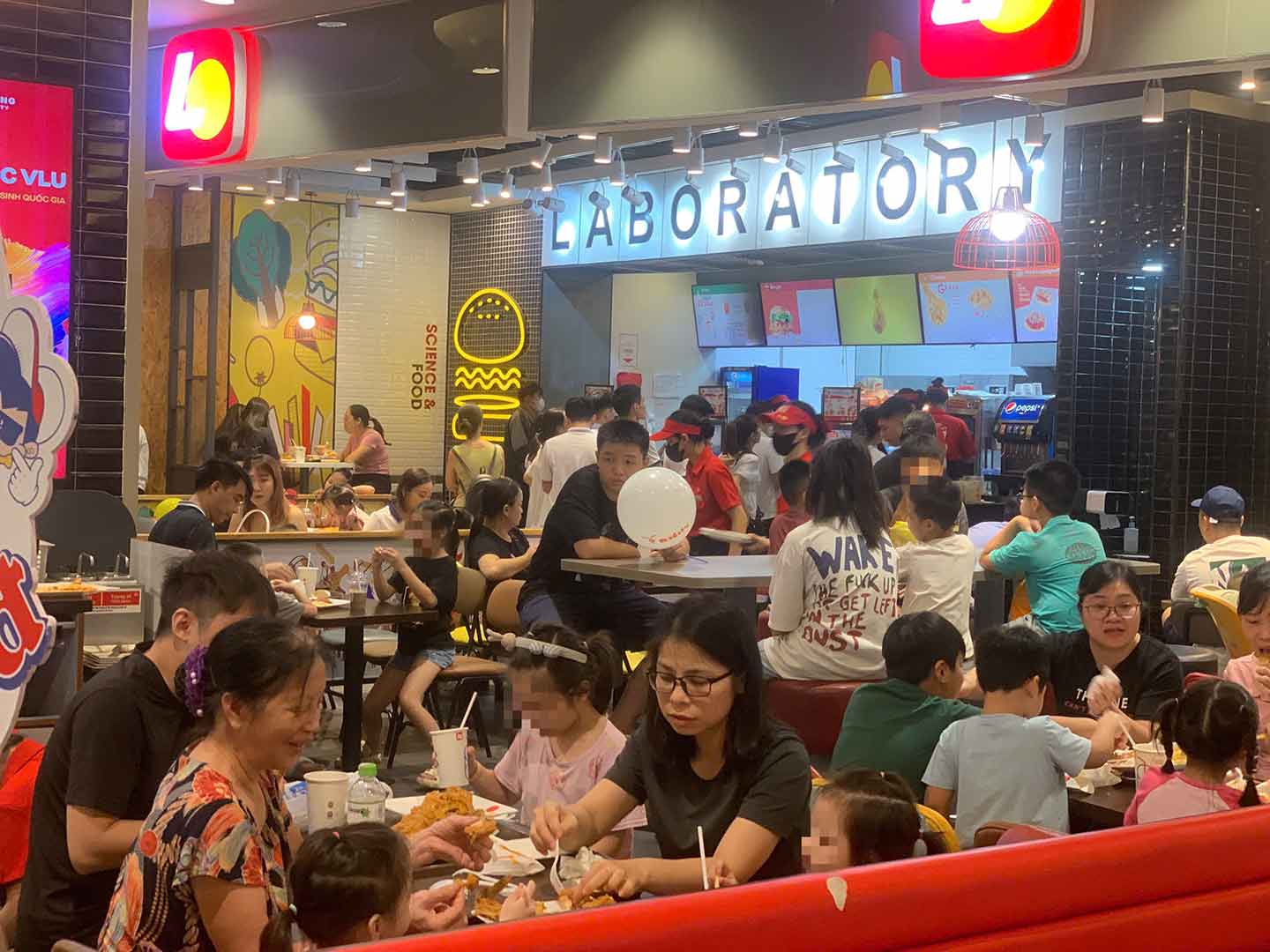 Các hàng ăn trong Aeon Mall Hà Đông (Hà Nội) luôn đông đúc, quá tải. Ảnh: Nhật Minh 