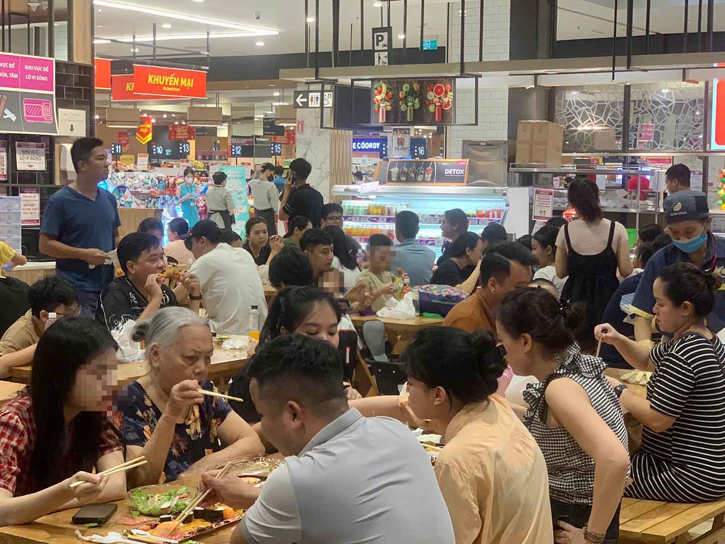 Các bàn ăn tại khu ẩm thực Aeon Mall Hà Đông chật kín chỗ. Ảnh: Nhật Minh 