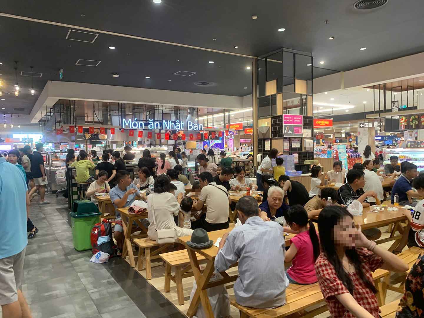 Cảnh đông đúc tại khu ẩm thực trong trung tâm thương mại ngày đầu kỳ nghỉ lễ 2.9. Ảnh: Nhật Minh