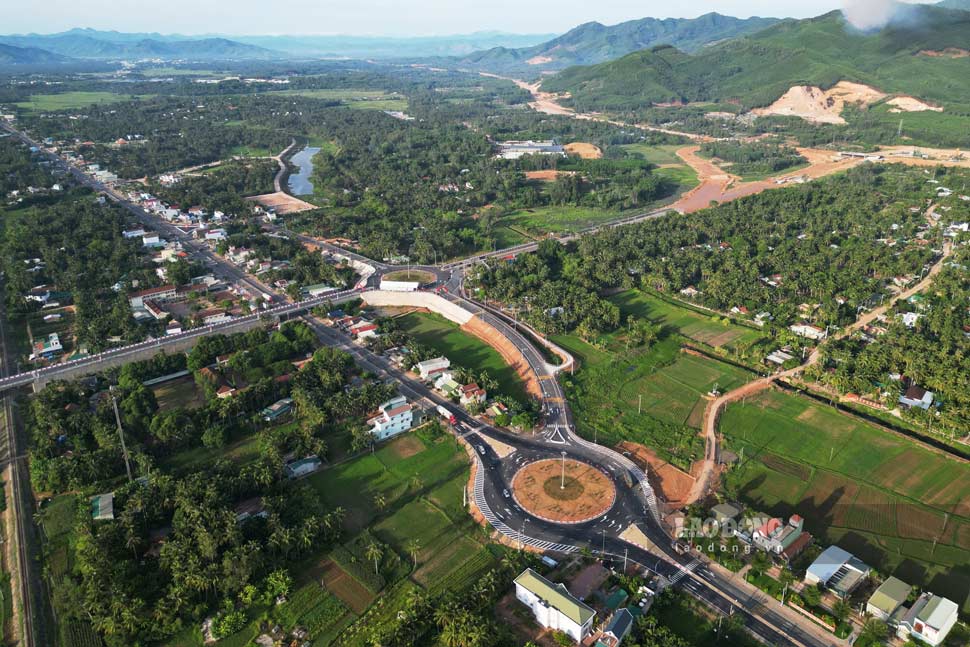 Tuyến đường kết nối đường ven biển (ĐT639) trên địa bàn thị xã Hoài Nhơn (Bình Định) có chiều dài khoảng 7km, với mức đầu tư 786 tỉ đồng được khánh thành vào ngày 31.8. Ảnh: Hoài Luân