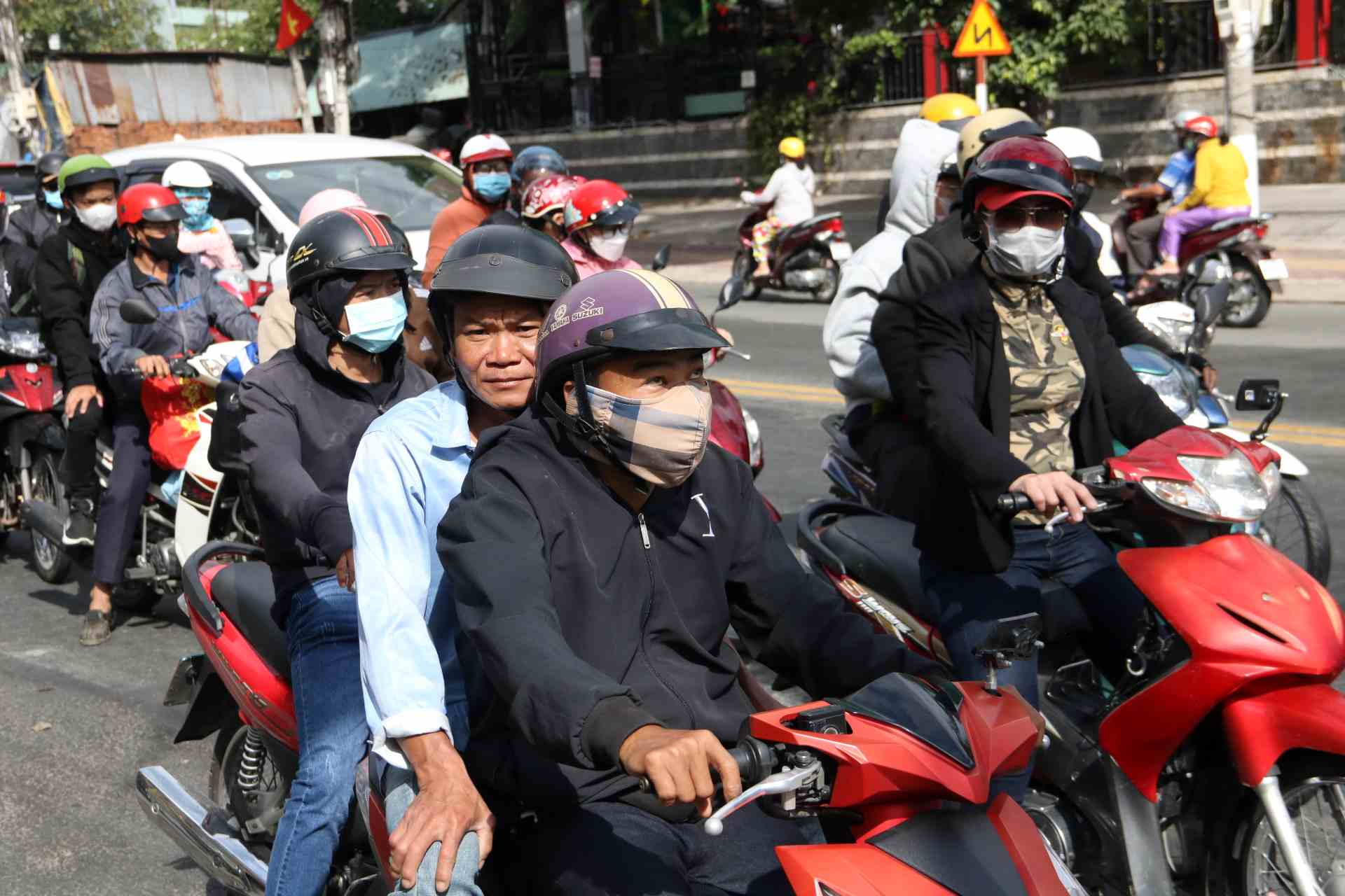 This afternoon, many workers will return home for the holiday. Photo: Dinh Trong