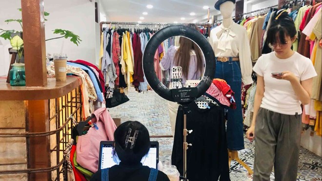 Các chương trình giảm giá trên livestream được các cửa hàng thời trang áp dụng để thu hút khách, tăng doanh thu. Ảnh: Bích Ngọc