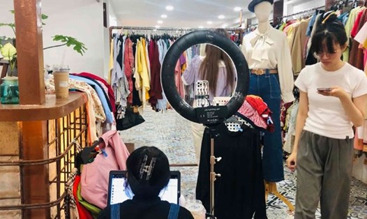 Các chương trình giảm giá trên livestream được các cửa hàng thời trang áp dụng để thu hút khách, tăng doanh thu. Ảnh: Bích Ngọc