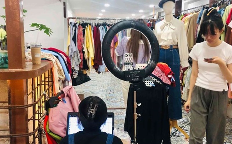 Các chương trình giảm giá trên livestream được các cửa hàng thời trang áp dụng để thu hút khách, tăng doanh thu. Ảnh: Bích Ngọc
