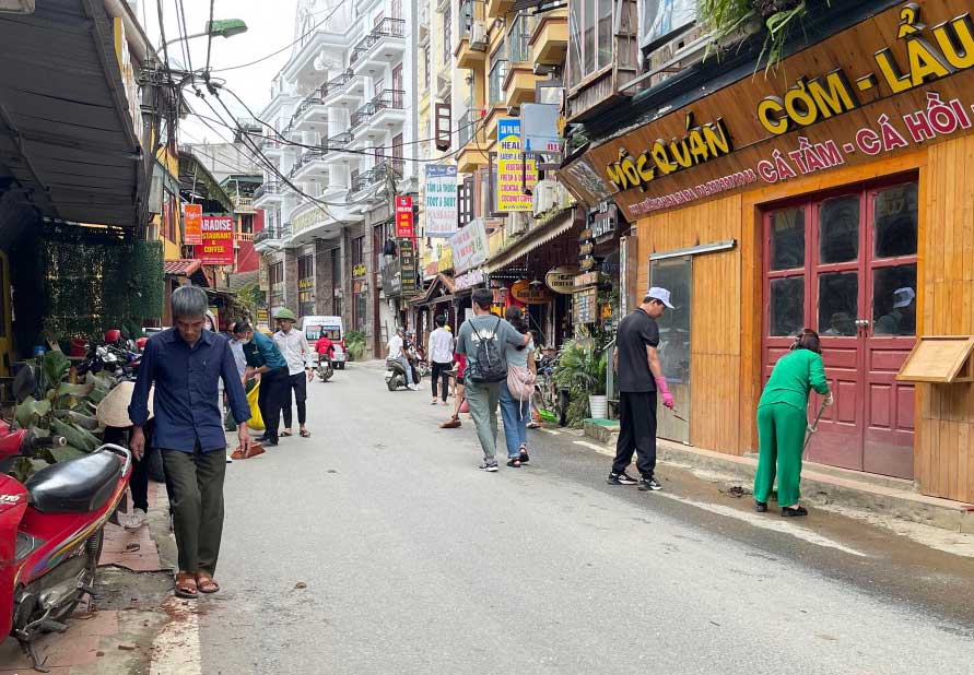 Sa Pa residents proactively search for and clean up trash. Photo: Pham Quynh.