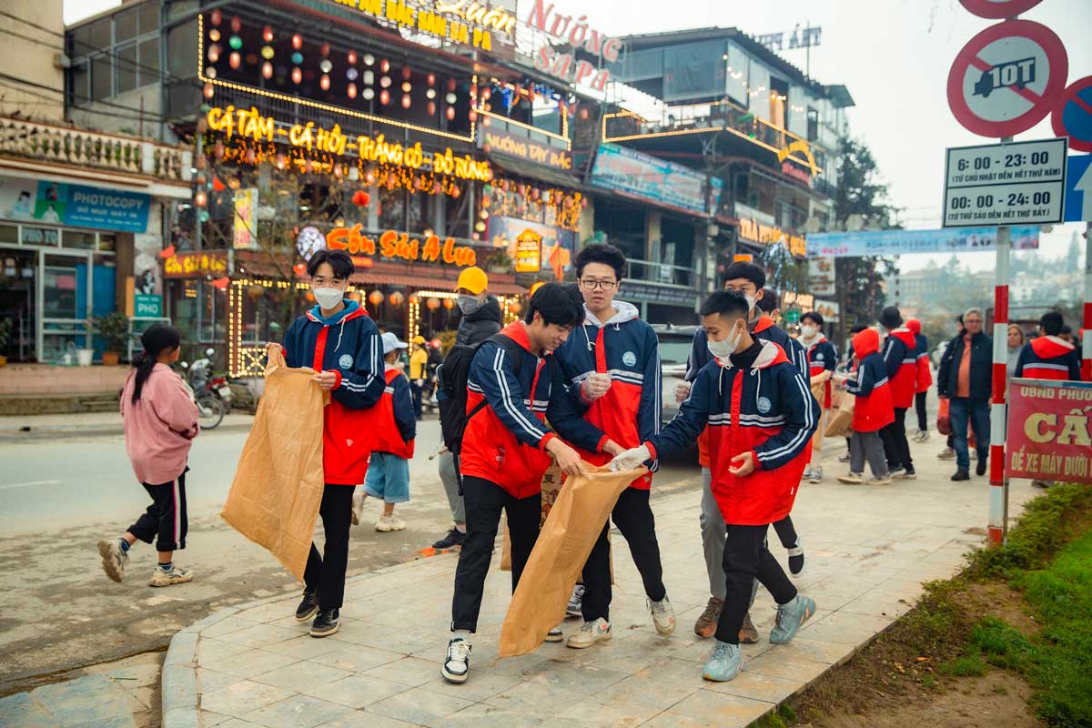 Học sinh Sa Pa tham gia dọn rác. Ảnh: Đoàn Trang.