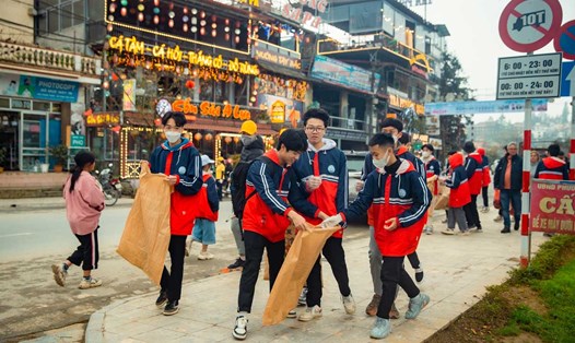 Học sinh Sa Pa tham gia dọn rác. Ảnh: Đoàn Trang.