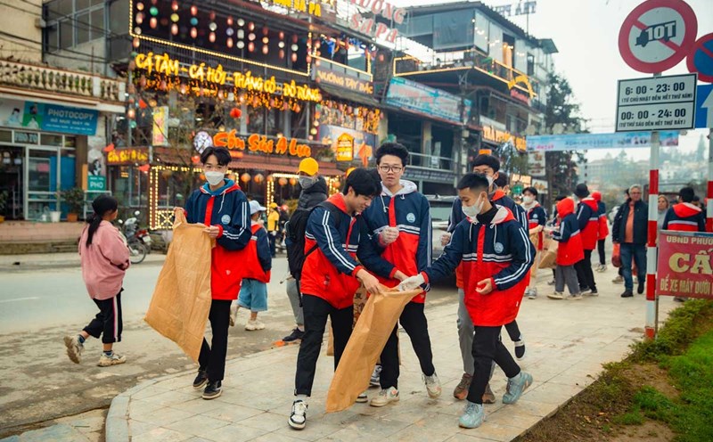 Học sinh Sa Pa tham gia dọn rác. Ảnh: Đoàn Trang.