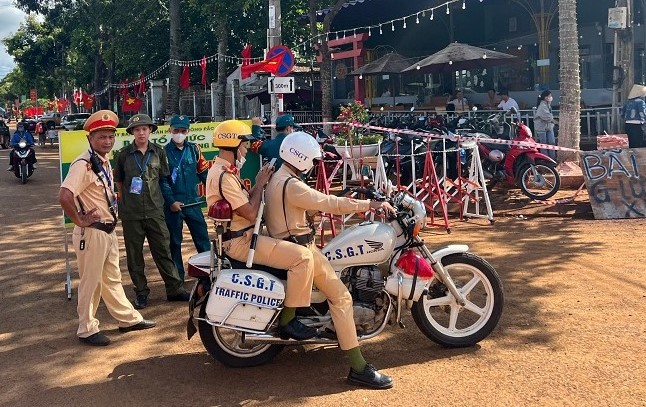 Traffic police teams have to work continuously. Photo: Bao Trung