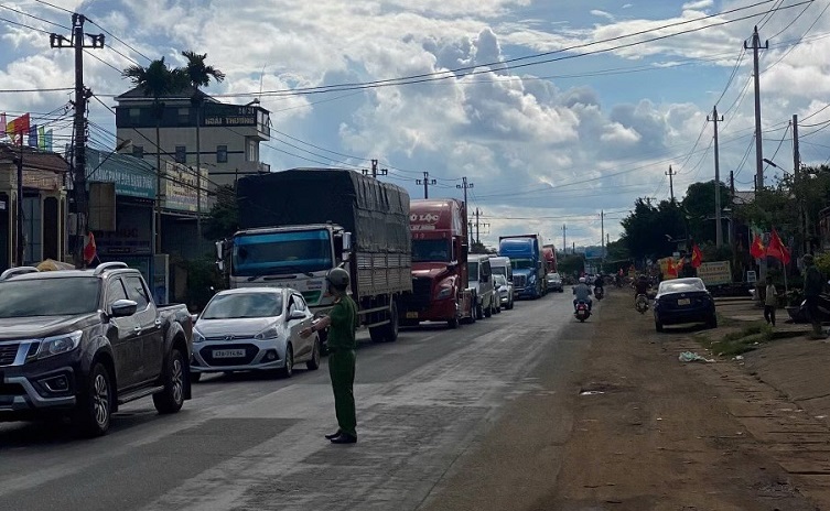 Traffic jams and congestion lasted for hours on National Highway 26, from Buon Ma Thuot City to Krong Pak District. Photo: Bao Trung