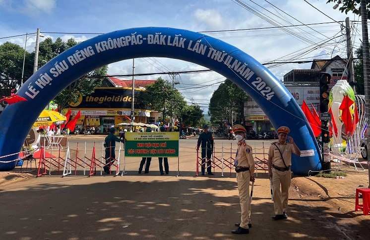 A traffic police checkpoint at the entrance to Phuoc An town, Krong Pak district. Photo: Bao Trung