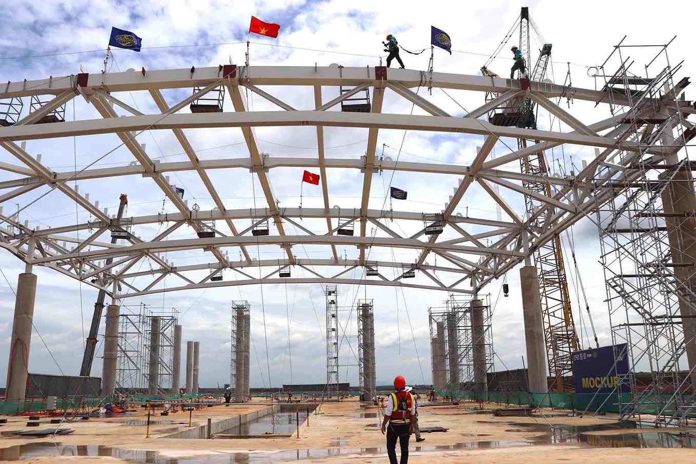 Lắp dựng mái thép nhà ga hành khách sân bay Long Thành ở gói thầu 5.10. Ảnh: HAC