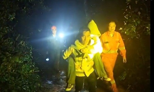 Nhịp sống: Nhân viên cứu hộ cứu nạn cõng du khách bị lạc đường quay trở về từ rừng sâu. Ảnh: Nguyễn Quân