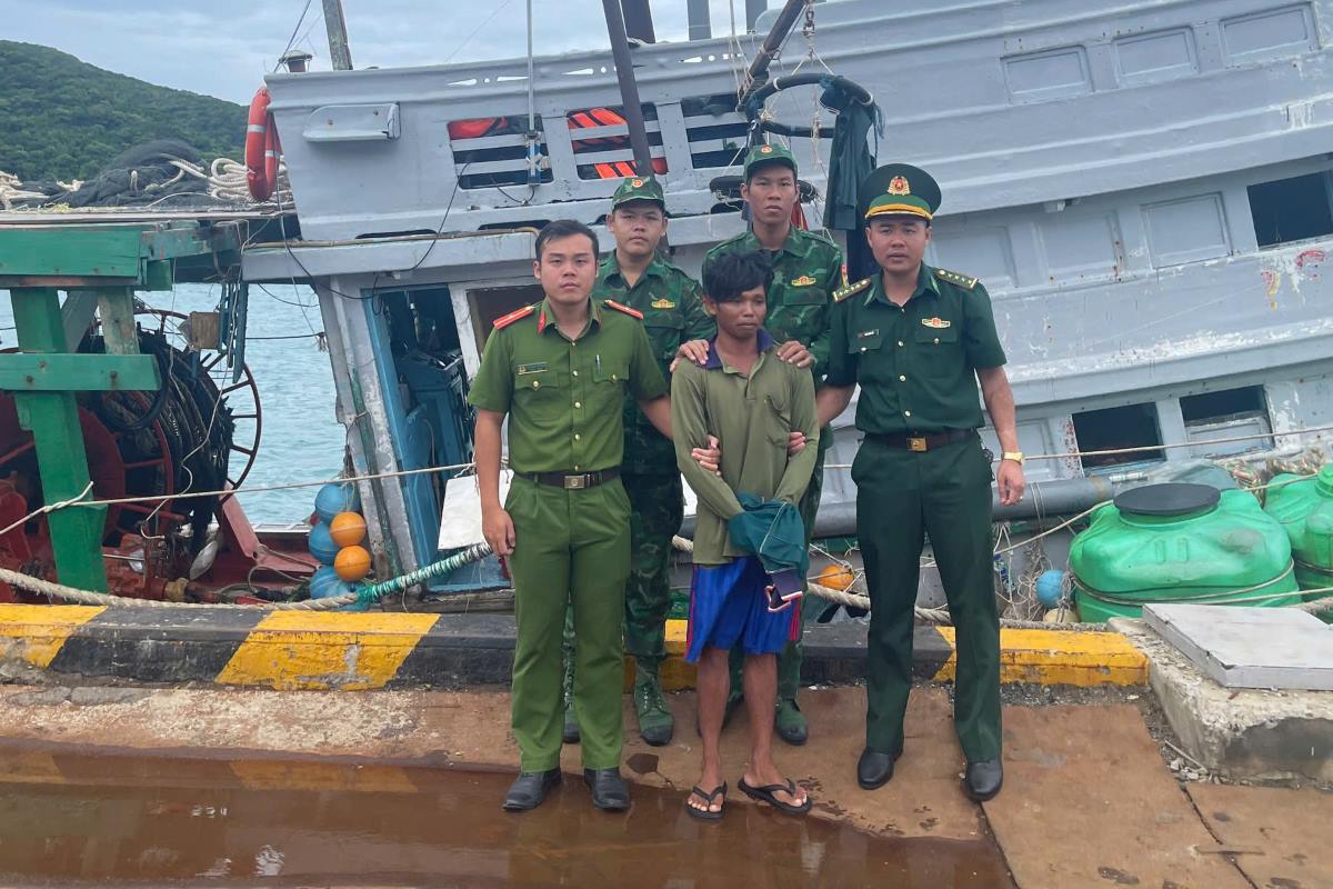 Đối tượng lẩn trốn lệnh truy nã bị cơ quan chức năng bắt giữ. Ảnh: BĐBP