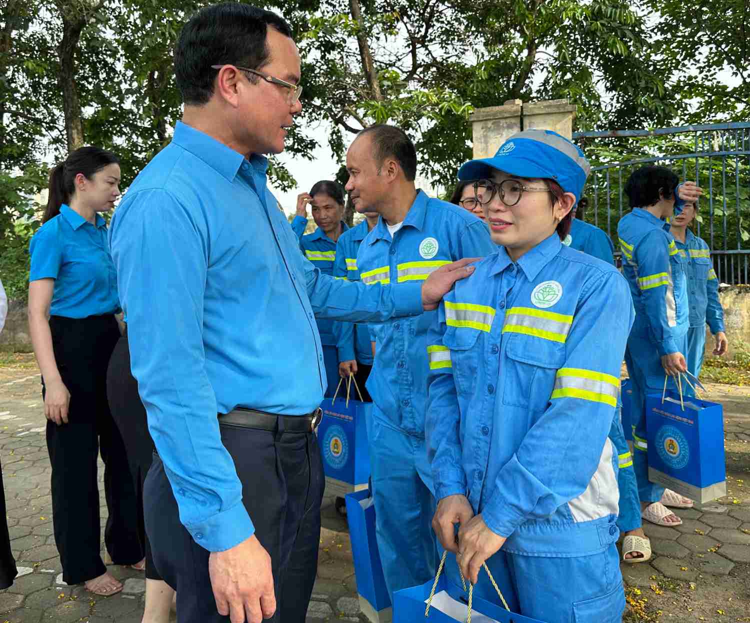 Nhân dịp Tháng Công nhân 2024, Chủ tịch Tổng LĐLĐVN Nguyễn Đình Khang tặng quà, động viên đoàn viên Nguyễn Thị Sáu (Công ty Môi trường đô thị Hà Nội). Ảnh: Hà Anh