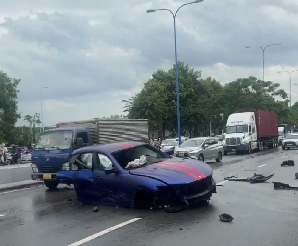 The supercar crashed into the guardrail on the side of the road and broke into many parts. Photo: Cut from clip